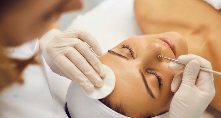 Clínica Renata Freitas, Limpeza De Pele Completa com Peeling, Máscara Clareadora e Revitalização Facial Clínica Renata Freitas, Limpeza De Pele Completa com Peeling, Máscara Clareadora e Revitalização Facial