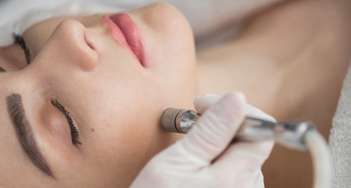 Aurister Lopes Biomedicina Estética, Limpeza de Pele Completa com Peeling de Diamante + Extração + Tonificação Aurister Lopes Biomedicina Estética, Limpeza de Pele Completa com Peeling de Diamante + Extração + Tonificação